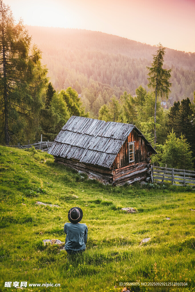 山间小屋前的静谧时光