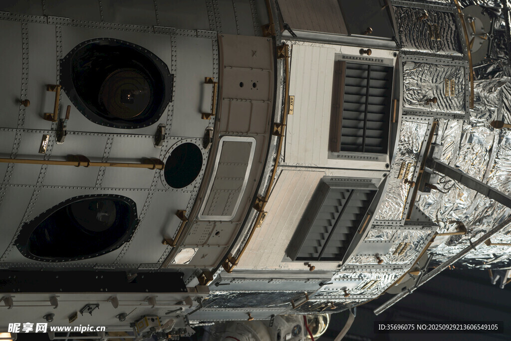  太空船舱设备 