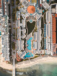 俯瞰多彩海滨度假建筑群