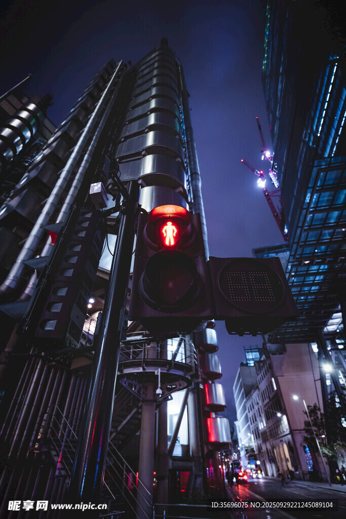 都市夜景中的红绿灯