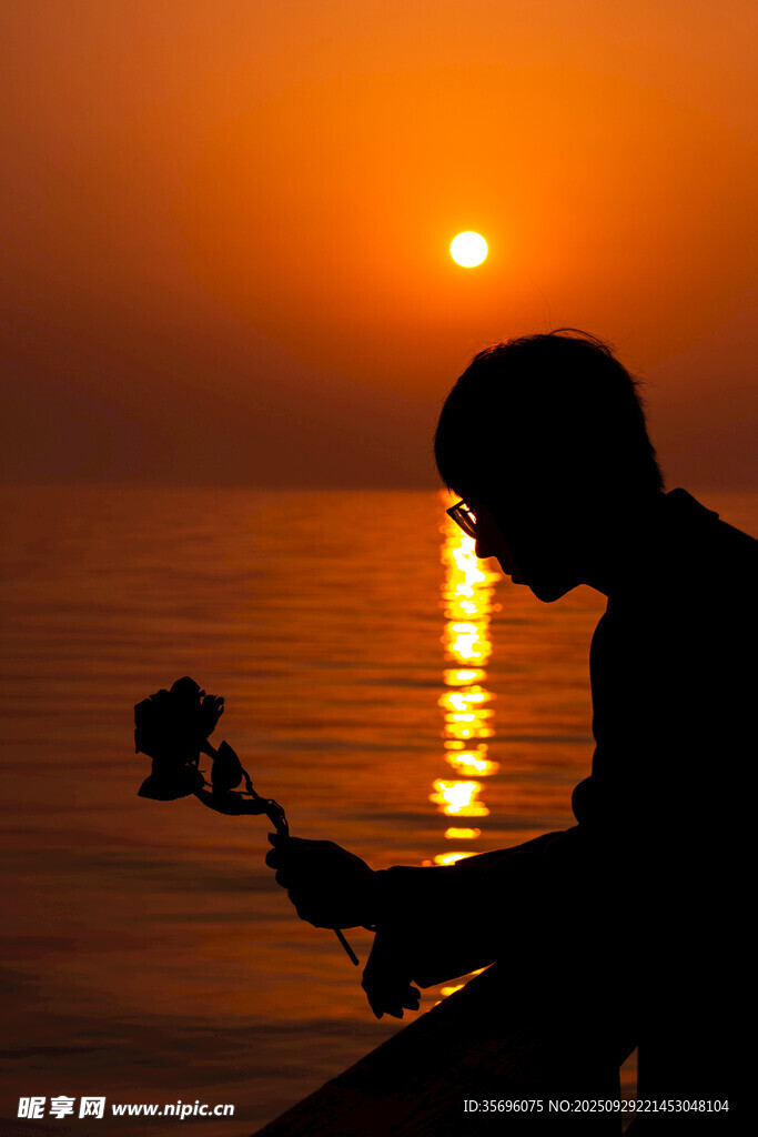 夕阳下持花的孤独身影