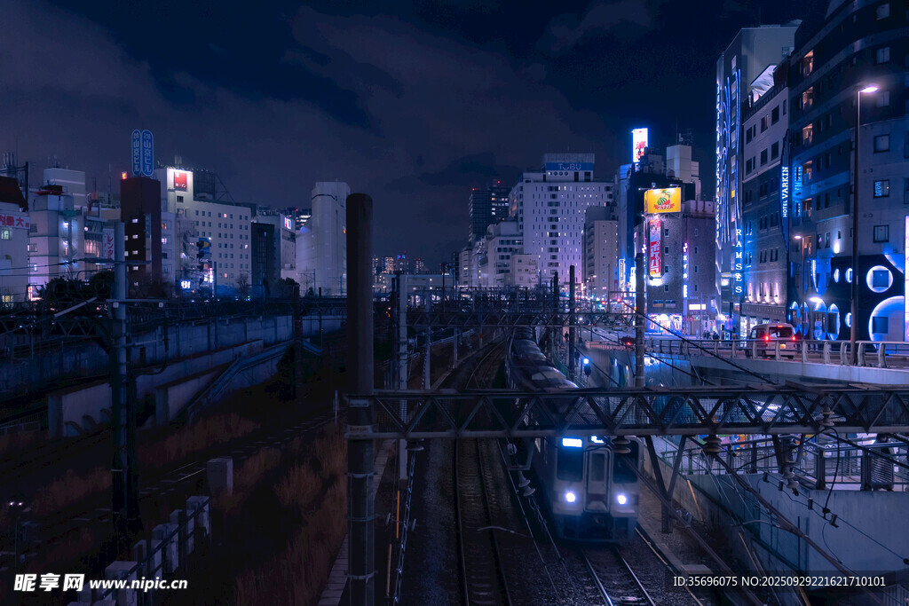 都市夜景下的铁轨与灯火