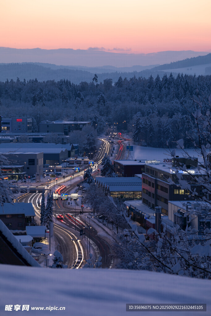 雪后城镇黄昏交通美景