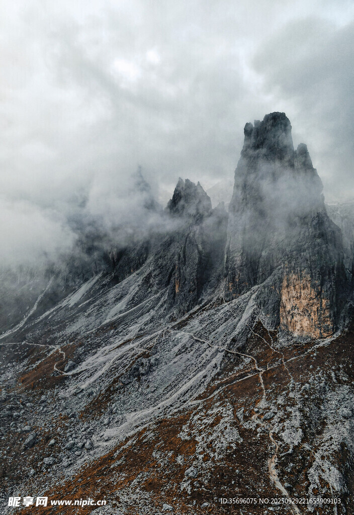 云雾缭绕的壮丽山峰