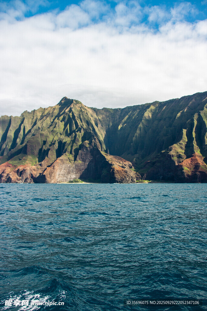 海上远眺壮丽山峦景观
