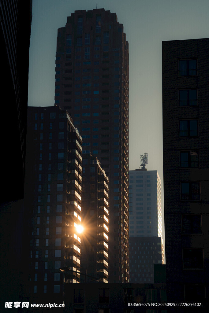 夕阳下的城市高楼剪影