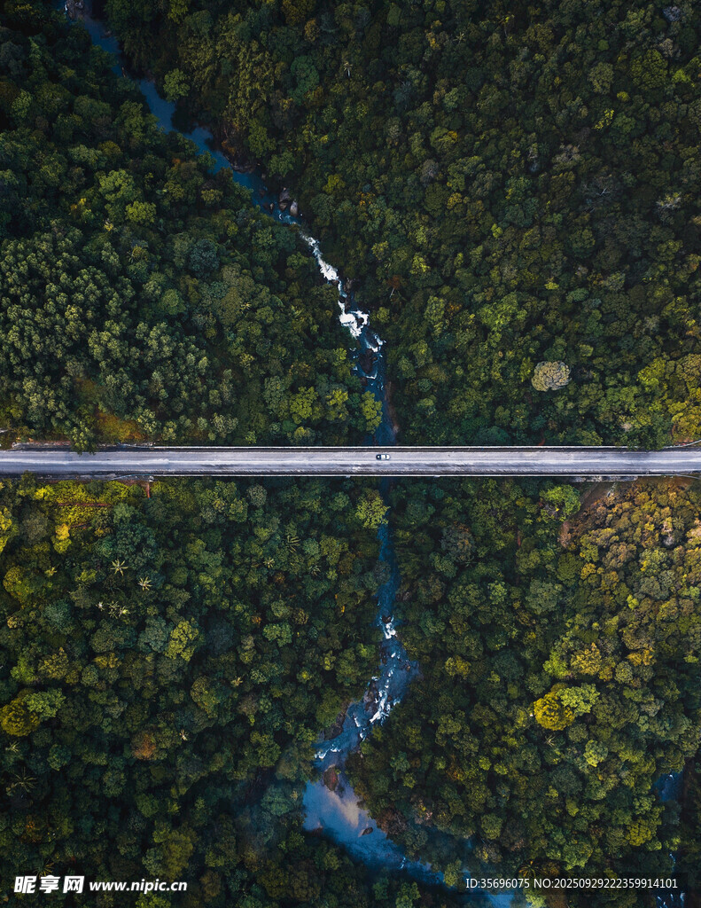 俯瞰山间公路与溪流美景