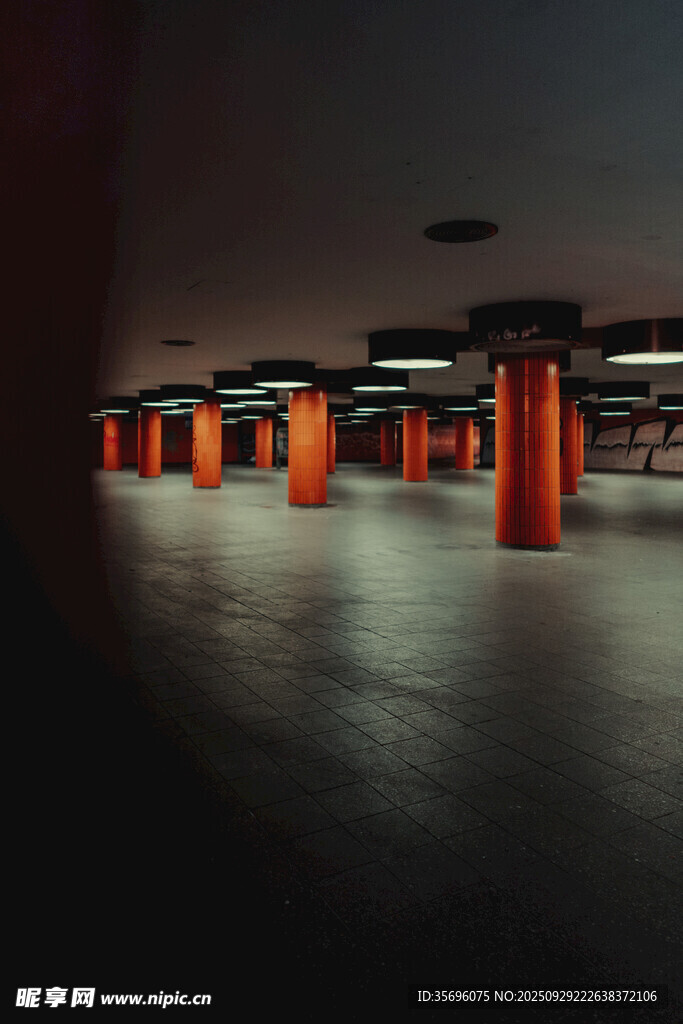 地下空间的红色立柱景观