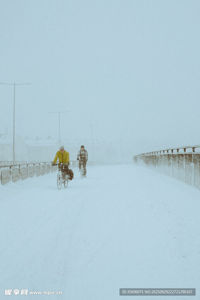 雪地中两人骑行的场景