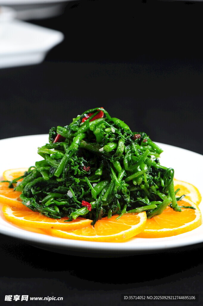 橙片配翠绿凉拌野菜