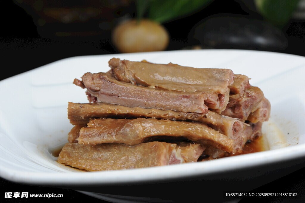 美味酱牛肉摆于白盘