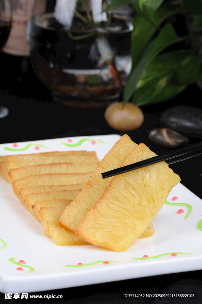美味切片糕点摆于盘中