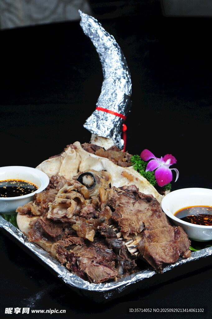 特色烤羊排配蘸料摆盘