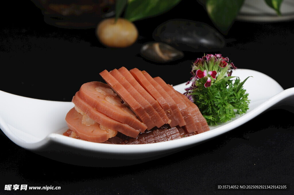 精致摆盘的美味酱牛肉