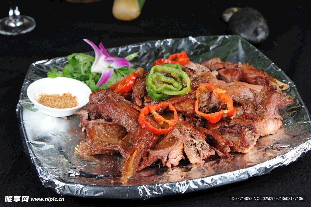 锡纸烤兔肉配多彩蔬菜