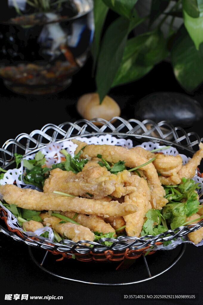 香酥炸物配翠绿蔬菜