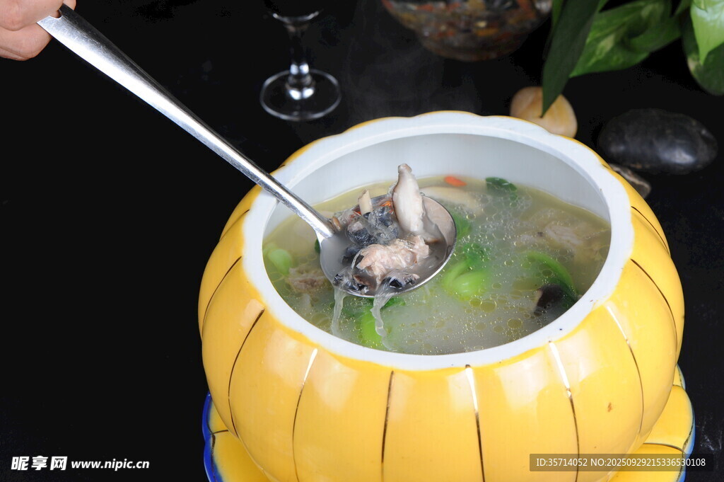 黄瓷锅中舀出美味食材