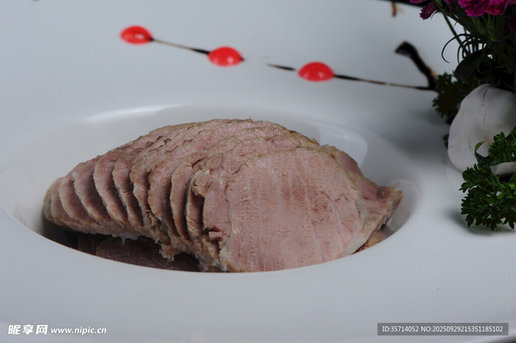 精致摆盘的切片肉类美食