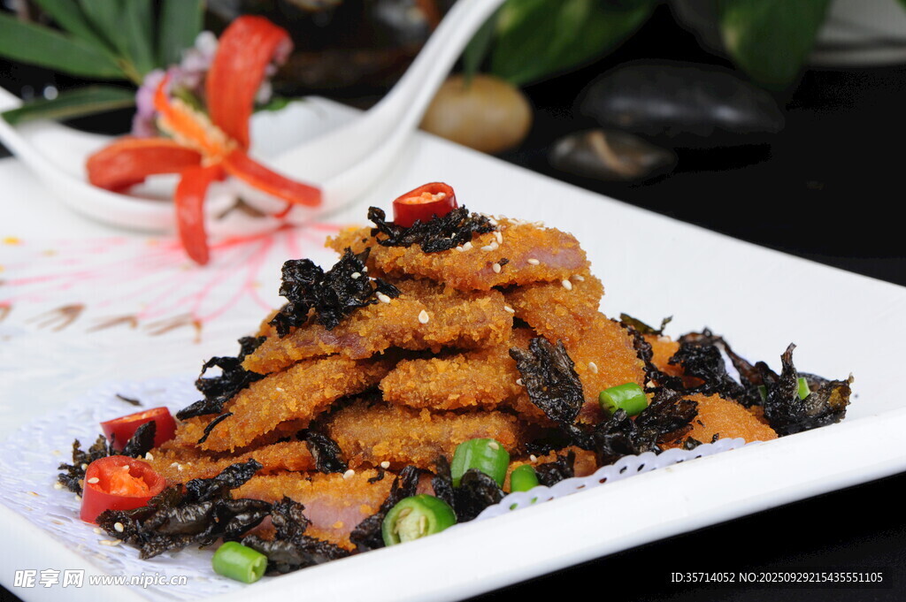 美味香辣肉丝摆于盘中