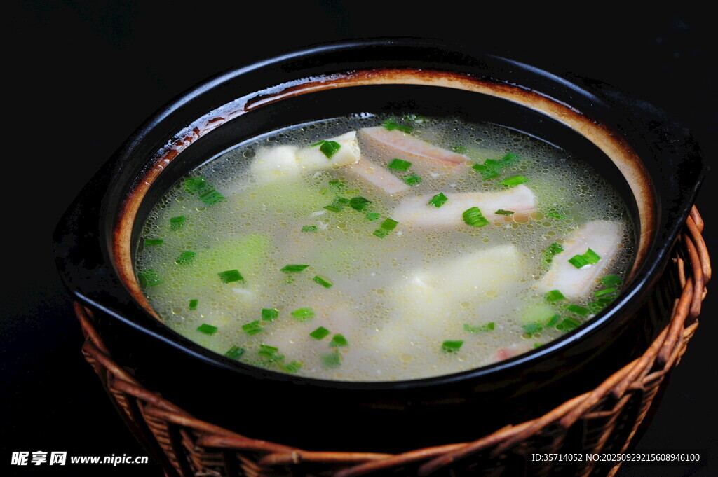 瓦罐鲜肉豆腐汤