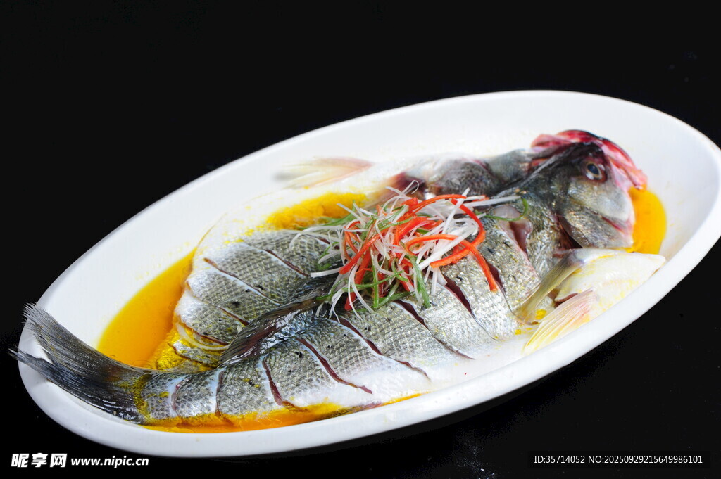 清蒸鲈鱼摆盘中餐佳肴