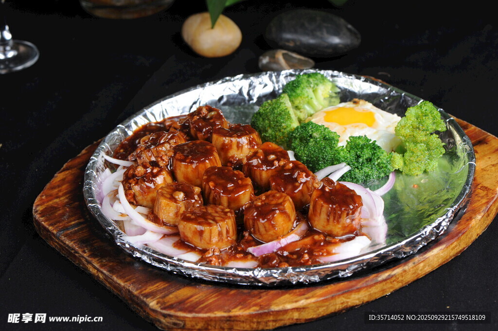 铁板烤肉配蔬菜与鸡蛋