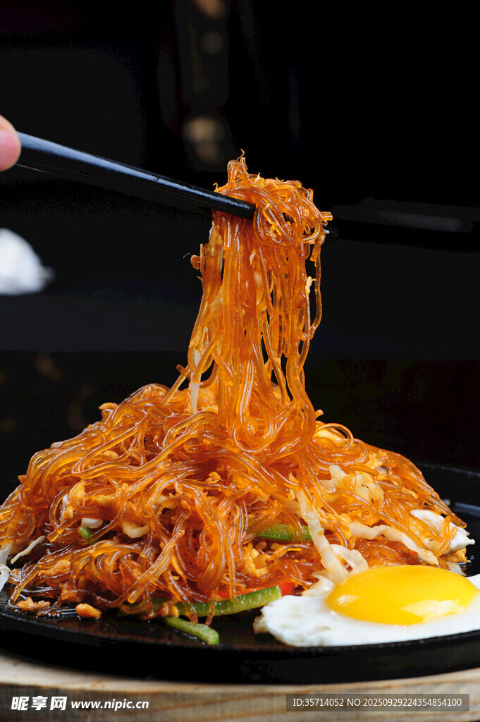美味韩式炒粉丝配煎蛋