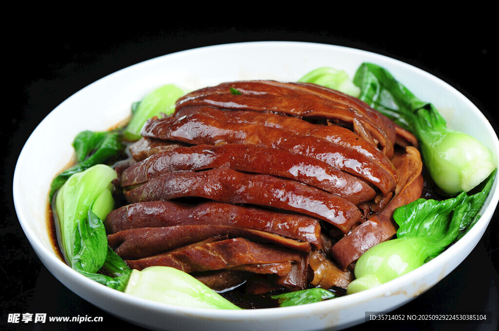 美味扣肉配鲜嫩青菜