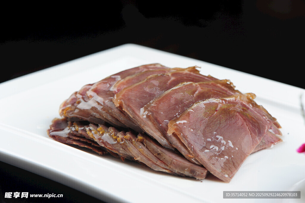 美味酱牛肉摆于白盘