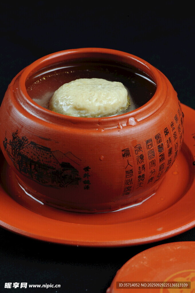 红陶炖盅盛白色食材