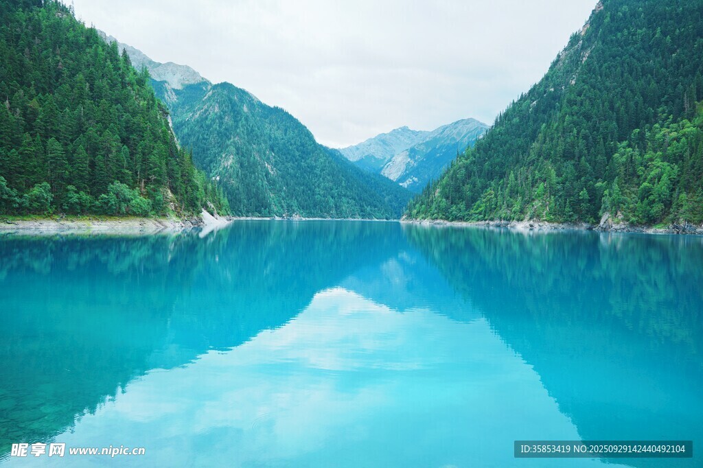 湖面重影
