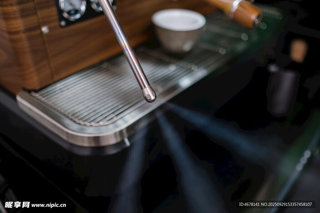 咖啡制作中水流倾泻瞬间