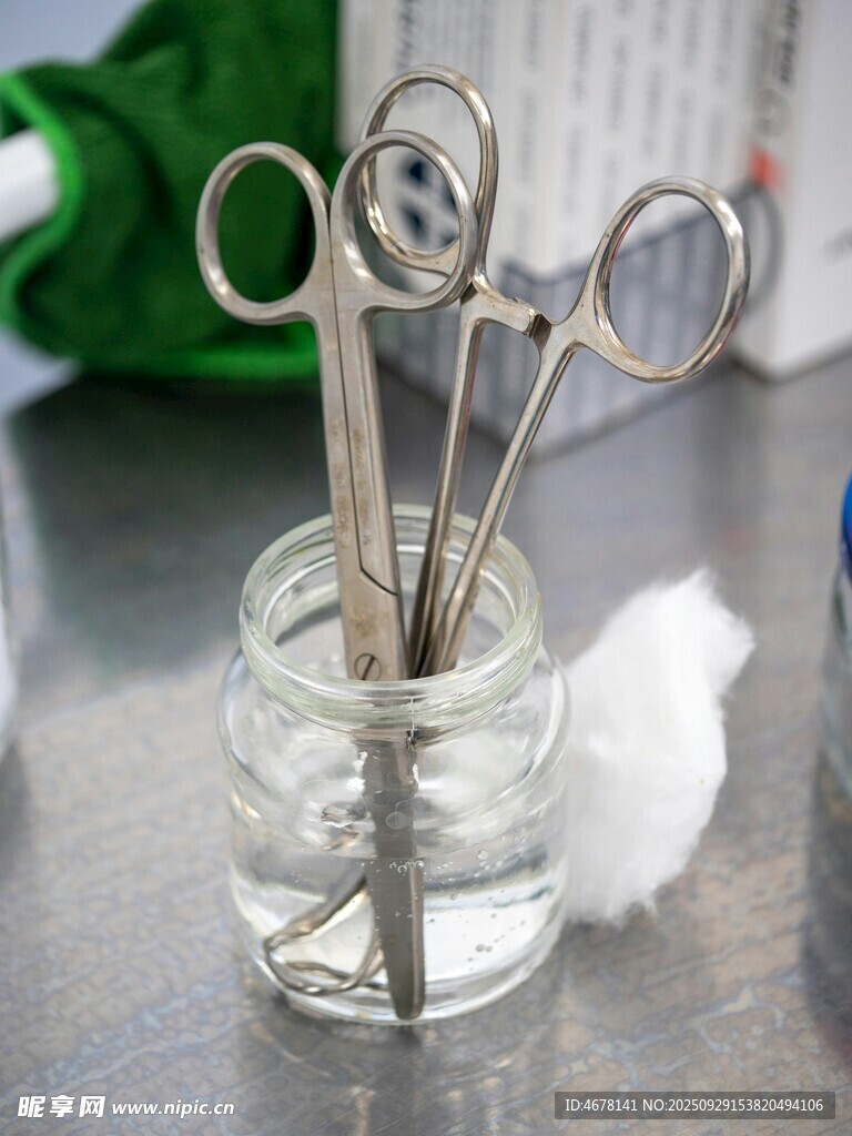玻璃罐中的手术器械