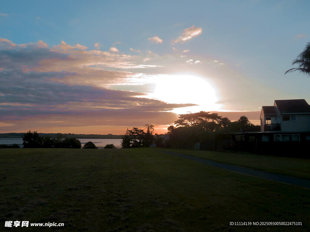夕阳下的小镇小镇风景