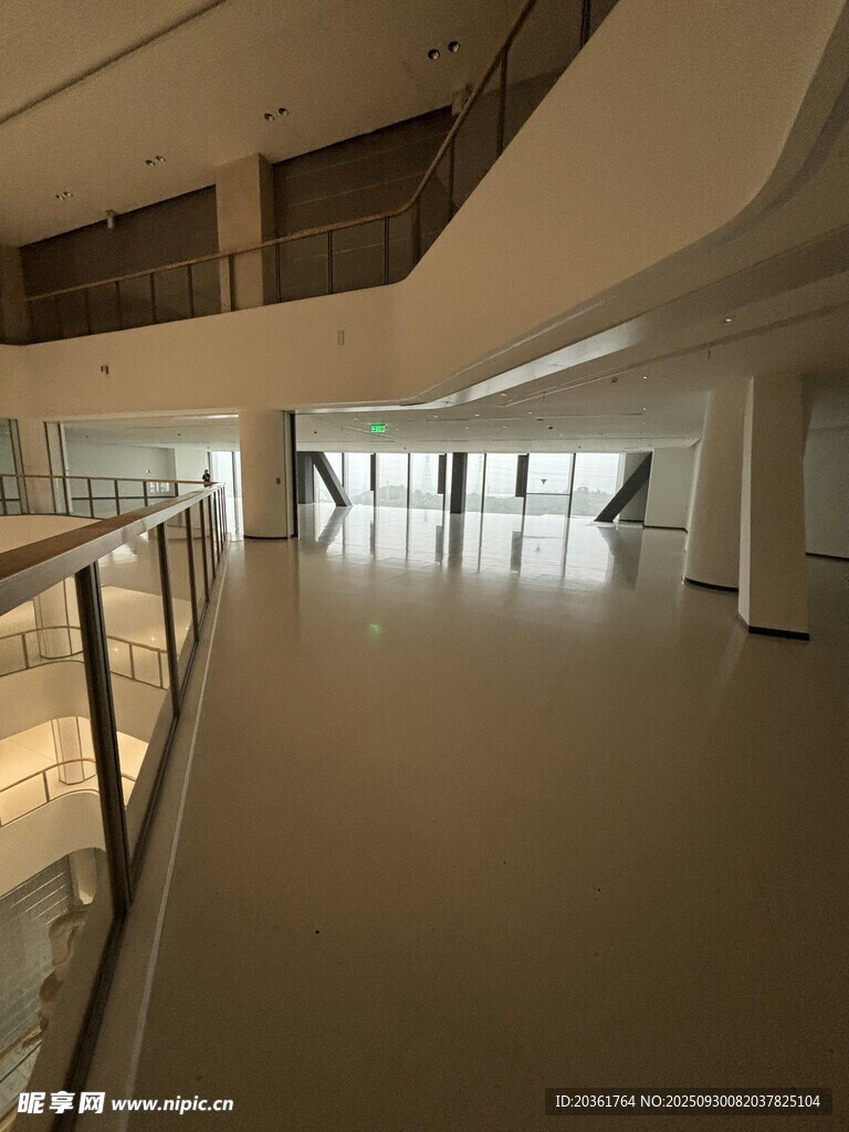 现代宽敞室内走廊空间