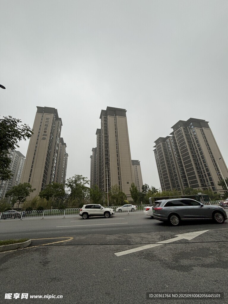 城市道路旁的高楼景观