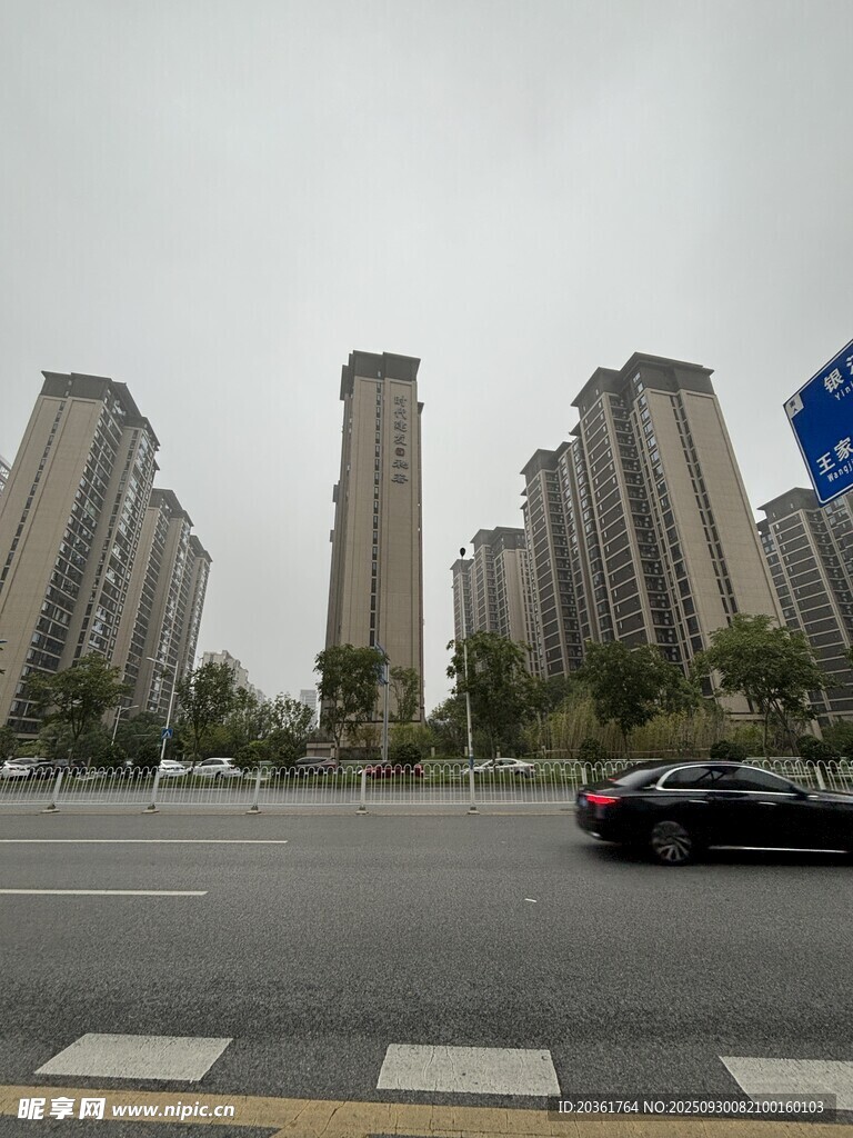 城市道路旁的高楼景观