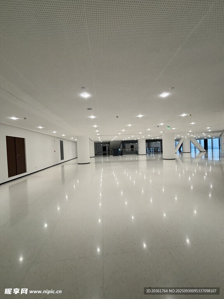 空旷明亮的现代化室内空间
