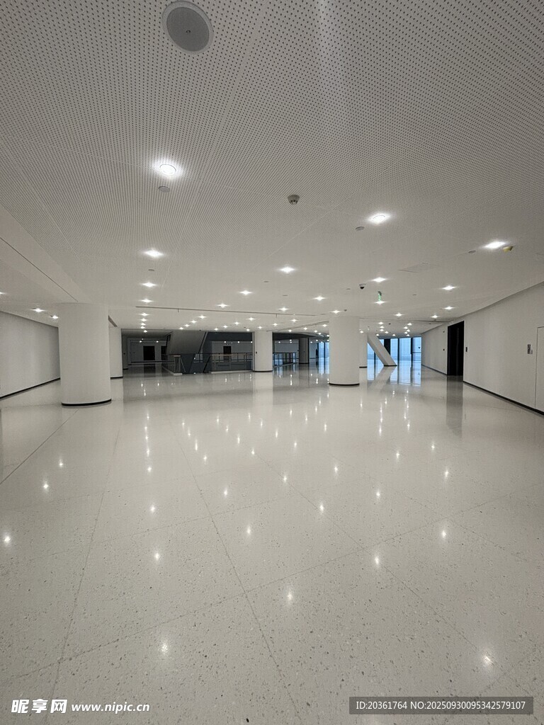 空旷洁净的现代化室内空间
