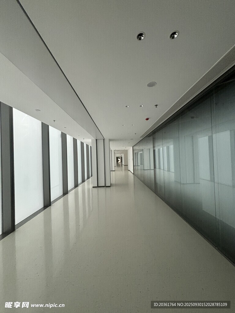 现代简约风格的空旷走廊