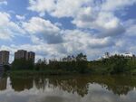 湖畔蓝天与城市建筑倒影