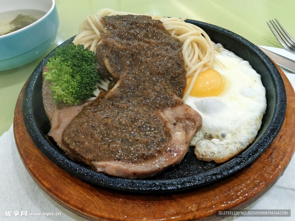 铁板牛排套餐美食特写
