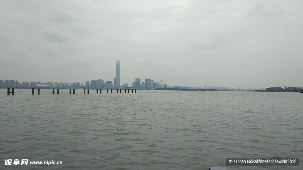 城市江畔远景