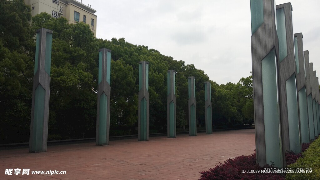 户外林立的金属柱状景观