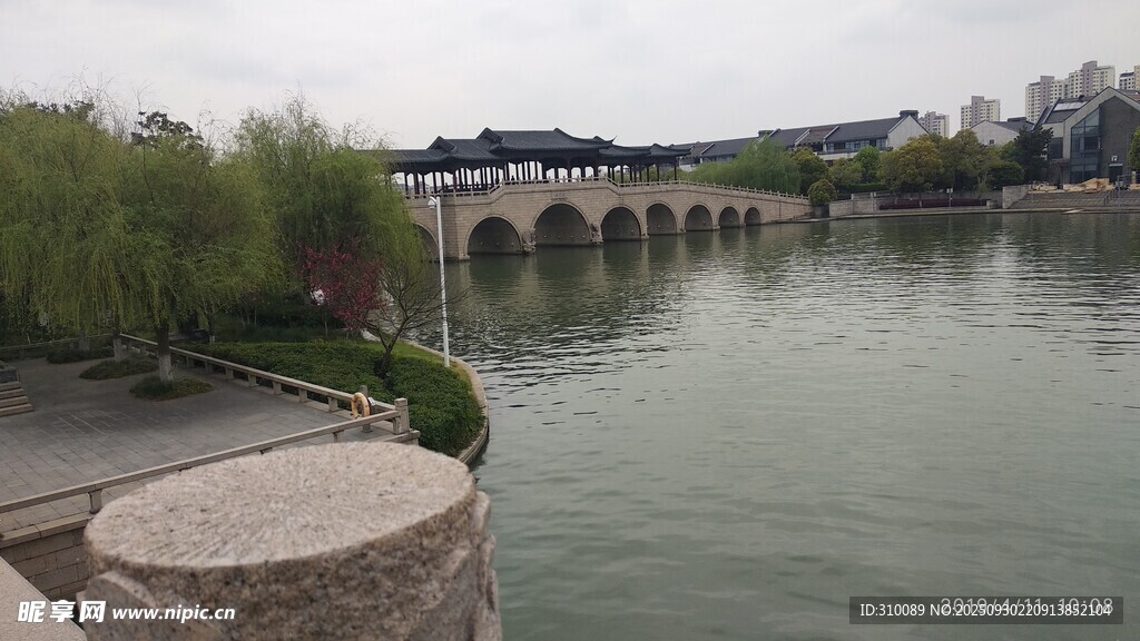 河畔石桥风景