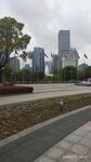 城市道路旁的现代建筑景观