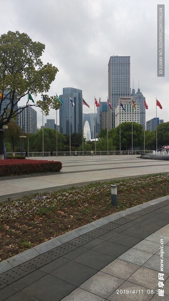 城市道路旁的现代建筑景观