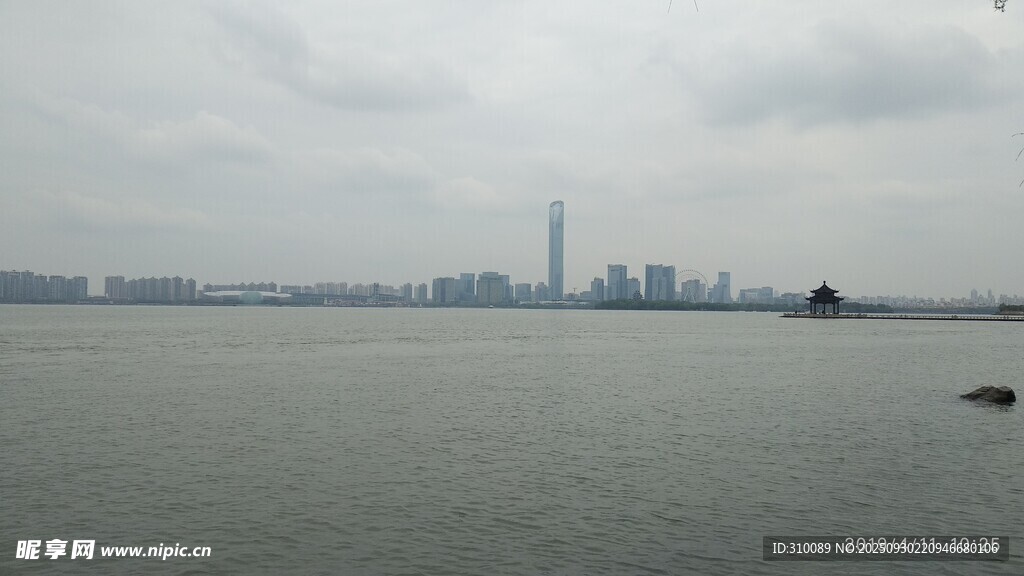 城市湖畔远景