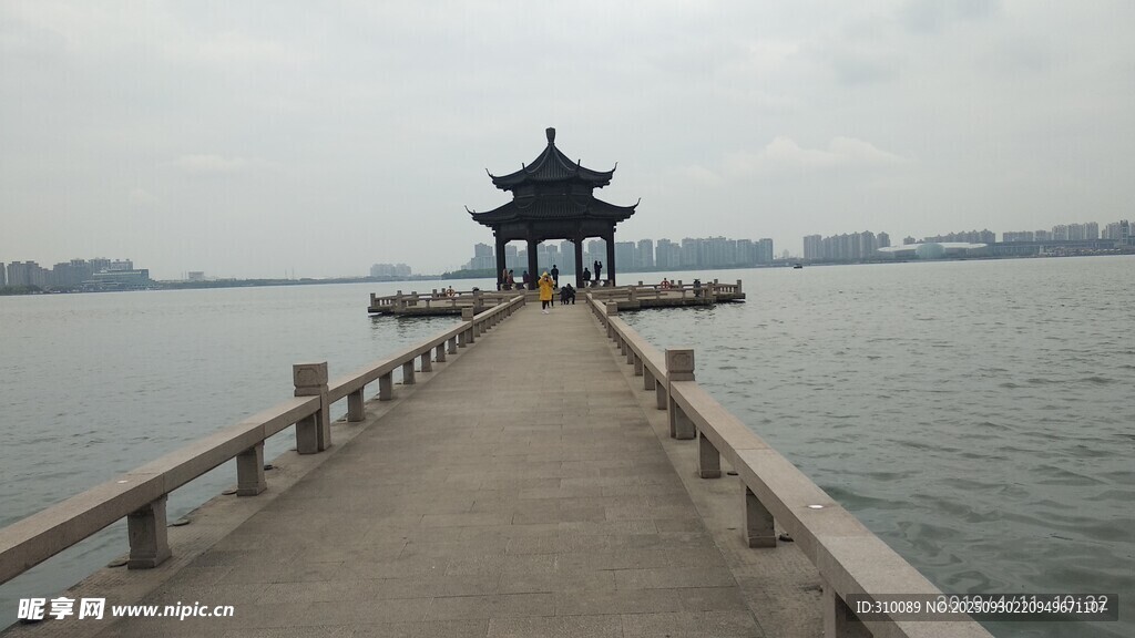 湖畔长桥凉亭风景如画