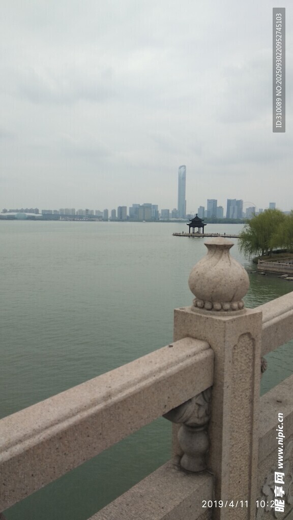 湖畔栏杆远眺城市风光